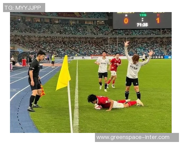 足球比赛直播带你近距离感受激情瞬间与观众互动体验 足球比赛直播带你近距离感受激情瞬间与观众互动体验