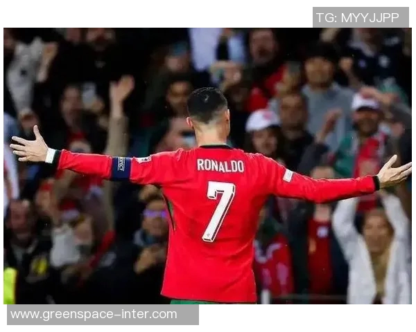 C罗与伊布在央视的巅峰对决谁才是真正的足球传奇之王