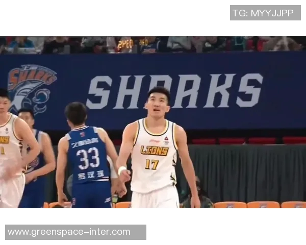 上海男篮与天津男篮激战正酣谁能在这场对决中笑到最后