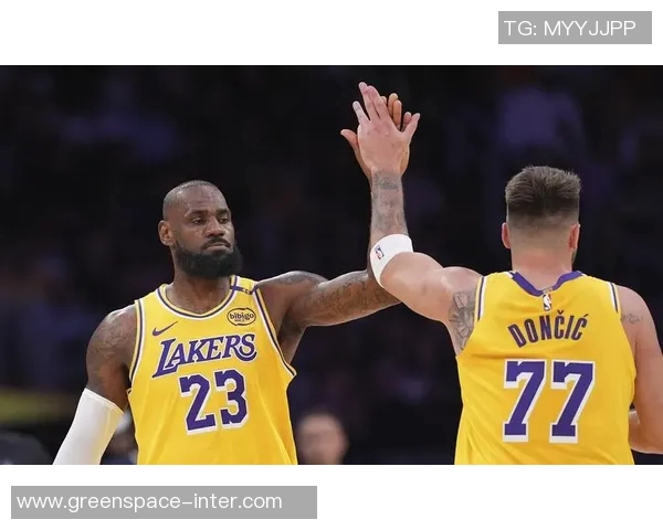 詹姆斯带领湖人逆转胜勇士,继续领跑西部排名 詹姆斯带领湖人逆转胜勇士,继续领跑西部排名