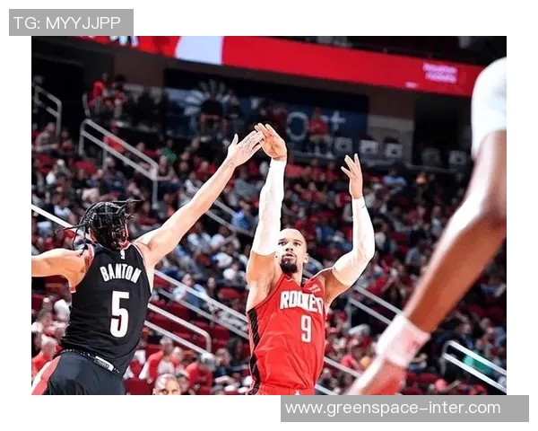 火箭队与开拓者激战1212场面精彩球迷热情高涨 火箭队与开拓者激战1212场面精彩球迷热情高涨