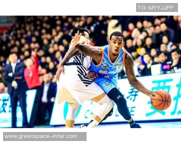 亚当斯与广东队精彩对决集锦回顾展现篮球魅力与激情时刻